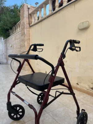 وكر كرسي مسنين