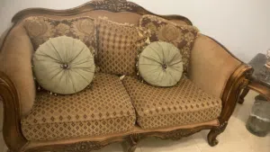 طقم كنب ملوكي 7 مقاعد للبيع لا يحتاج الى تنجيدمن لكويت خشب زان + و طقم طاولات وسط + طاولة سفرة مقاعد