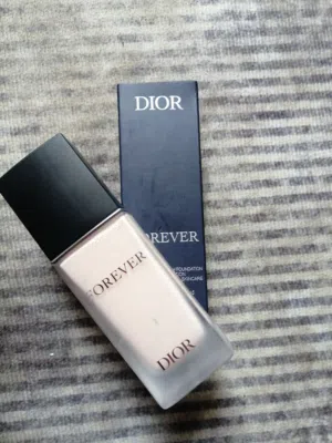 Dior Forever Foundatio  للبيع فاونديشن Dior Forever بحالة جديدة وممتازة.  تغطية جميلة وطبيعي