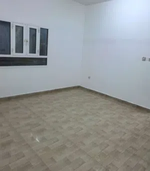 غرفة مع دورة مياة للموظفين في العذيبة الشمالية