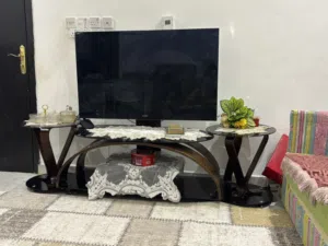 طاوله تليفزيون بحاله جيده جدا ومعاهم طاوله ازاز مدوره جميله مش موجوده ف الصوره