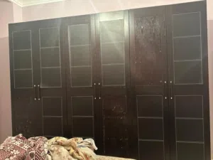 غرفة نوم ماليزي لون بني غامق خشب مكسو جلد بحالة ممتازة +فرشه