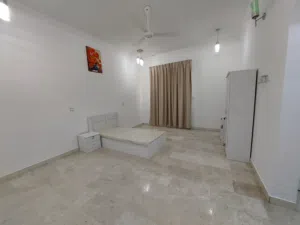 غرفة راقية مع دورة مياه و مطبخ تحضيري للموظفات في المعبيلة..