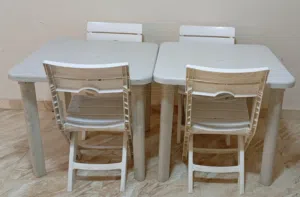طاولتين بلاستيك و أربعة كراسي بلاستيك