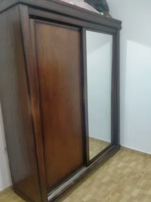 غرفة نوم شبابية بحالة ممتازة خشب لاتيه 18 تختيم وخزانة سحاب بابين تواليت وكومدينه