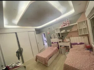 غرفة نوم اطفال اسرة عدد 2 وخزانة حائط ومكتبين وكومدينة عدد 3