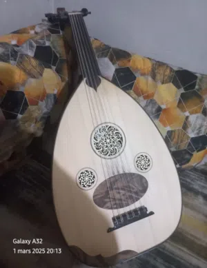 ألة موسيقى العود للبيع
