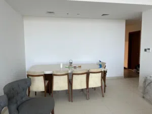 طاولة طعام لثمانية أشخاص