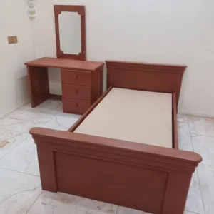 سرير وتسريحه للبيع