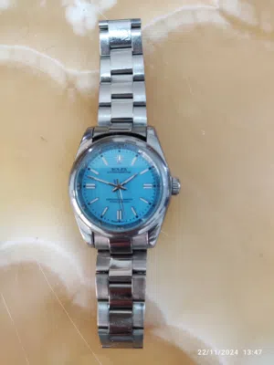 ساعه رولكس جديده استخدام اسبوعين للبيع مميزه جدا ودقيقه بالوقت ولون المينا ازرق بحري