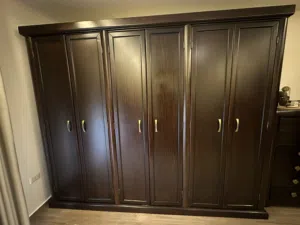 خزانة ملابس خشب لاتيه (تفصيل) للبيع بحالة ممتازة