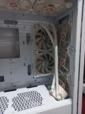 مبرد مائي 240mm من GAMEONE لون ابيض  فيه شاشه تظهر درجة الحراره مع قاعدة amd فقط اموره فوق الطيبه