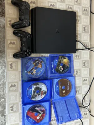 PS4 slim 500GB جهاز نظيف جدا  مع يدتين تحكم اصليات + ps plus + العاب