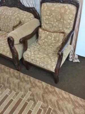 كنب تفصيل خشب نوع بلوط بحالة الوكاله