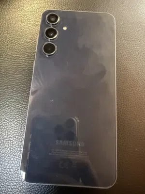 Samsung Galaxy A55 بحالة ممتازة مع العلبة والشاحن والكفر – فرصة مميزة