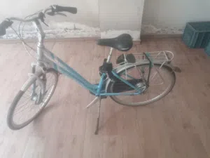 دراجة هوائية مدينة بحالة ممتازة، مريحة وقوية ومناسبة للتنقل اليومي.