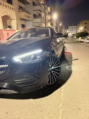 مرسيدس c200 2022 لون اسود  وفرش لون بني