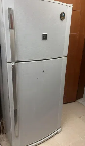 ثلاجة Sharp نظيفة