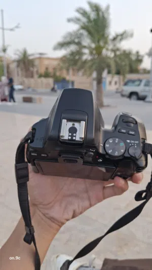 كاميرا كانون 250d مستعملة استعمال قليل