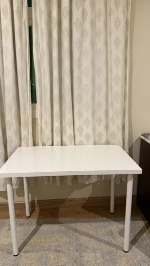 مكتب دراسي ابيض