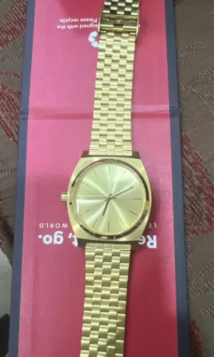 ساعة Nixon للبيع