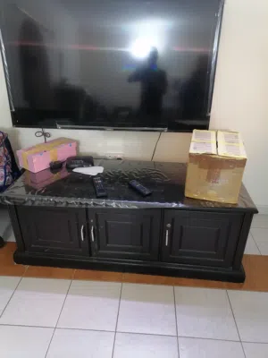طاولة وخزانة التلفاز   TV table and cabinet
