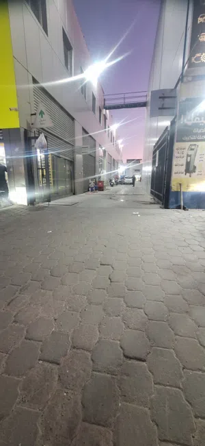 للايجار في الشويخ محل مساحة  125 متر