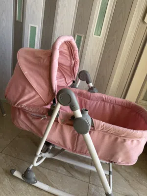 تخت بيبي صغير بحاله ممتازه