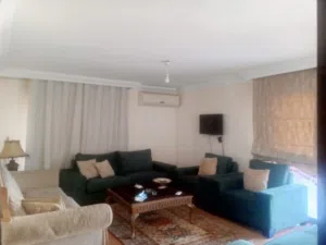 شقة طابق رووف للإيجار في الشميساني بالقرب من سوبر ماركت السيڤن إليڤين