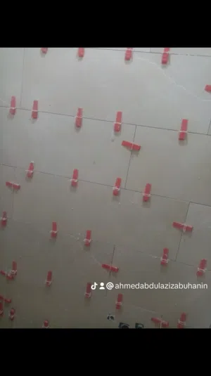 معلم بلاط وسيراميك محترف بخبرة في تركيب وصيانة البلاط والبورسلان والوزرات وتشطيب الحمامات والمطابخ.