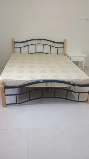 سرير مع الدوشق و الكبت الصغير
