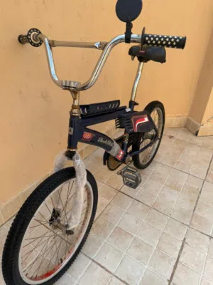 رللبيع رامبو رخصيص جدا لحق عليه لون ازرق حلي  مقاس 20 نضيف ما فيه شي السيكل شبه جدد استعمال خفيف جاد