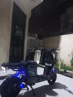 R9 نضيفه للبيع بس بطاريات منتهيه  نضيفه 90٪