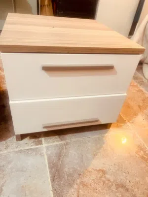 للبيع عدد 2 كميدينو جانبي لون خشبي × أبيض من الغانم