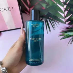 بدي سبلاش فكتوريا سيكريت سي – Victoria's Secret Very Sexy Sea – أنوثة البحر بنفحات زهرية ساحرة