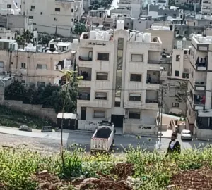 شقة بتقسيم مثالي تصلح للعائلات قرب جميع الخدمات من مدارس ومراكز تسوق ومواصلات عامة
