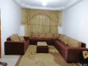 طقم كنب زاوية كبير مع طاولة وسطية