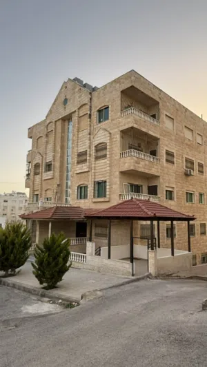nicely-furnished شقة فارهة مفروشه فرش عالي الجوده+غرفة خادمه جلسات خارجيه للشواء +نافوره