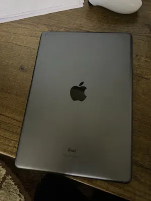للبيع iPad 8 (الجيل الثامن) 32GB مفيد جدا للدراسة والترفيه