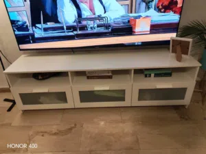 طاولة تلفاز من إيكيا بحالة ممتازة للبيع