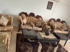 طقم كنب للبيع ب 100د لساته جديد استعمال بسيط تفصيل كلفني 500 دينار مع طاولات سبب البيع جبت طقم جديد