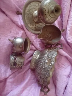مجموعة تحف نحاسية قديمة مزخرفة للبيع