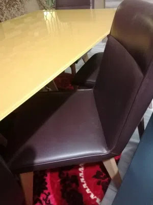 طاولة وكراسي وطاولة شاشة