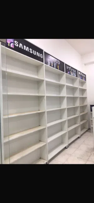 فاترينات بيضاء