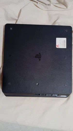 Play 4 slim + manette + cd fc25 في تونس