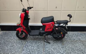 دراجه شحن R9 لون احمر موديل 2024 نضيفه جدا استعمال قليل تشغيل عن بعد وحساسات