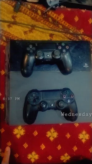 PS4  with 2 controller
