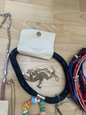اكسسوارت بناتية وساعات سواتش