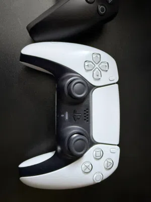 بلاستيشن 5 مستعمل بحالة الوكالة عالفحص قارئ سيدي وليس ديجيتال +يد تحكم سوني اصلية+سيدي بيس 21