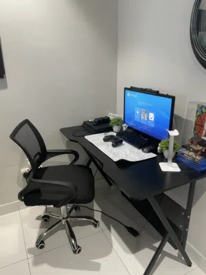 طاوله مكتب مع كرسي ب حاله جيده
